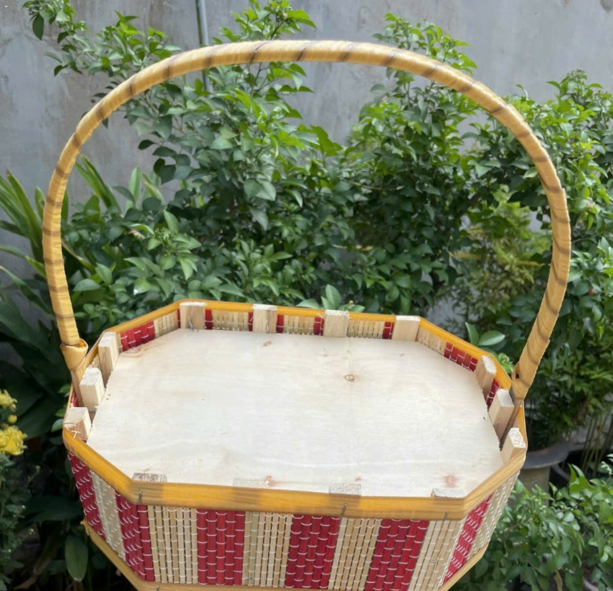 GIỎ HOA MÂY TRE SỌC ĐỎ