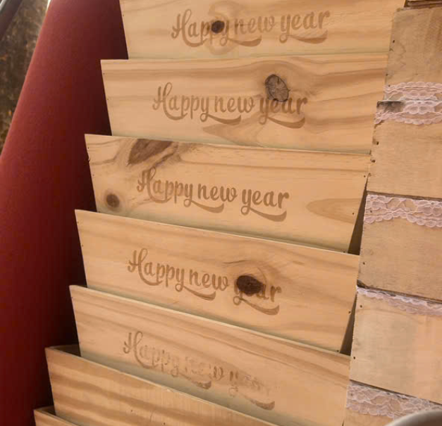 HỘP GỖ KHẮC CHỮ HAPPY NEW YEAR